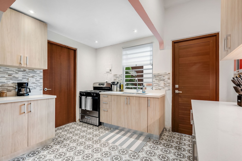 Chic Apartment Pool Parking in Central Condado