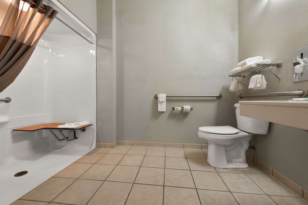 Rodeway Inn and Suites Tomahawk - Property Image 36