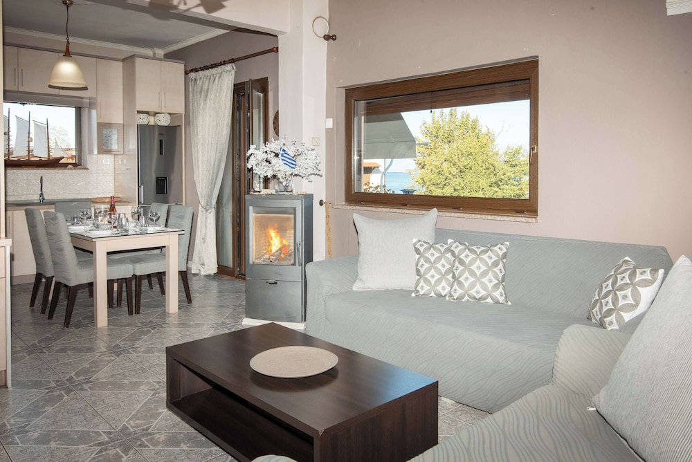 Sunrise Suite Olympiada - Luxury Beachfront Escape