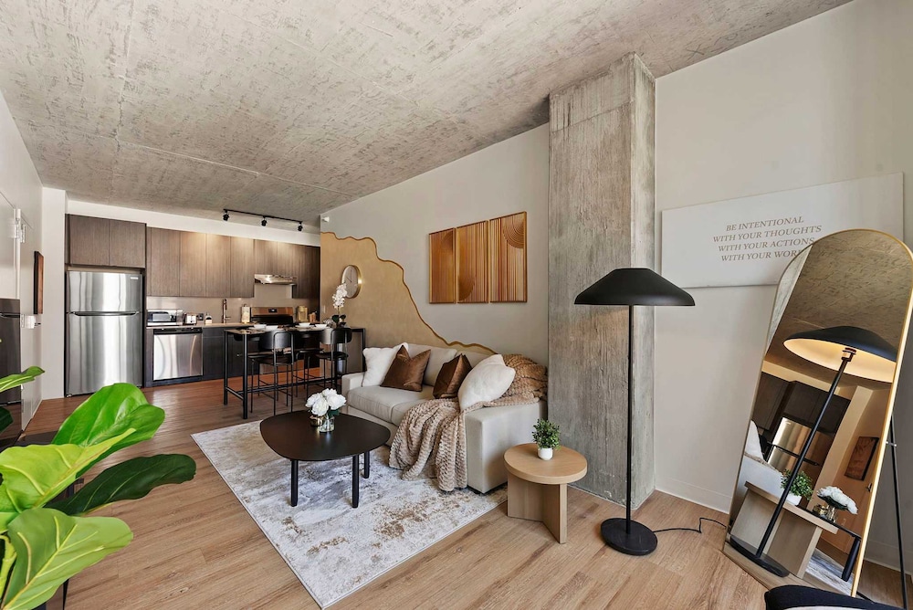 3 Bed 3 Bath High Rise With Gym Amenities