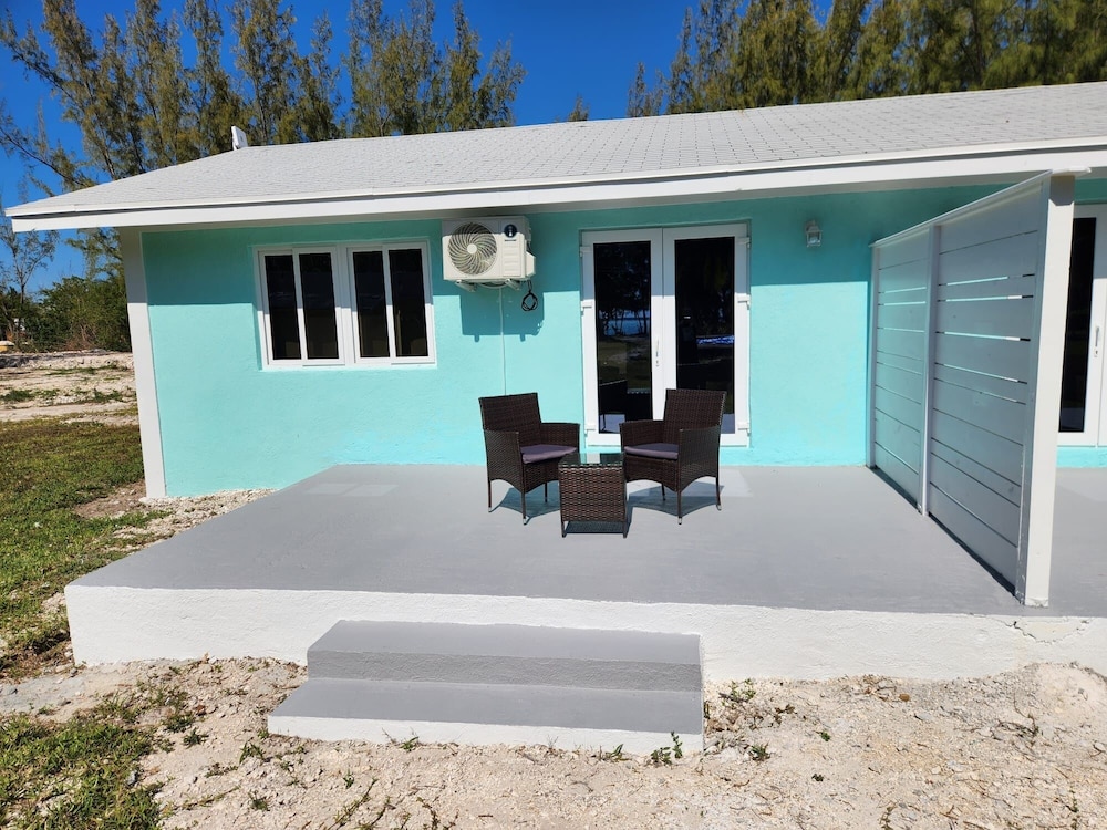 By The Bay - Brand New Apartment, Steps To The Sea, Walk To Town 1 Bedroom Apts