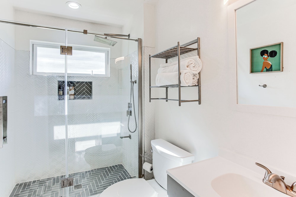 3 Mi to Emerald Downs: Pet-friendly Home