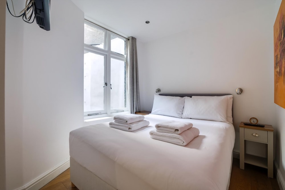 Lovely Charing Cross Apartment