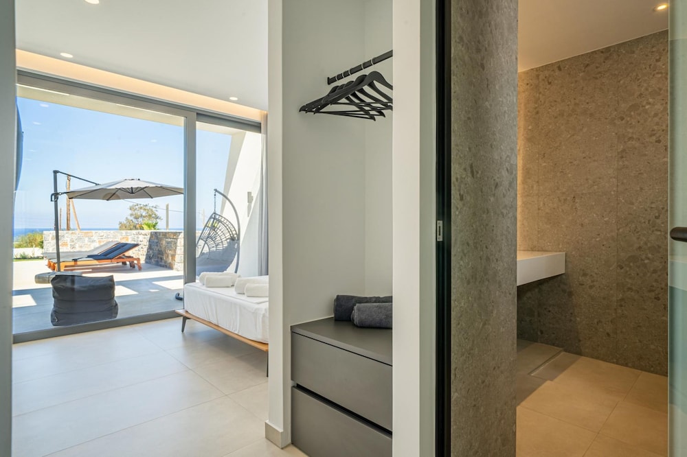 Aethra Grand- Luxury 5-bed Villa 850m From Beach