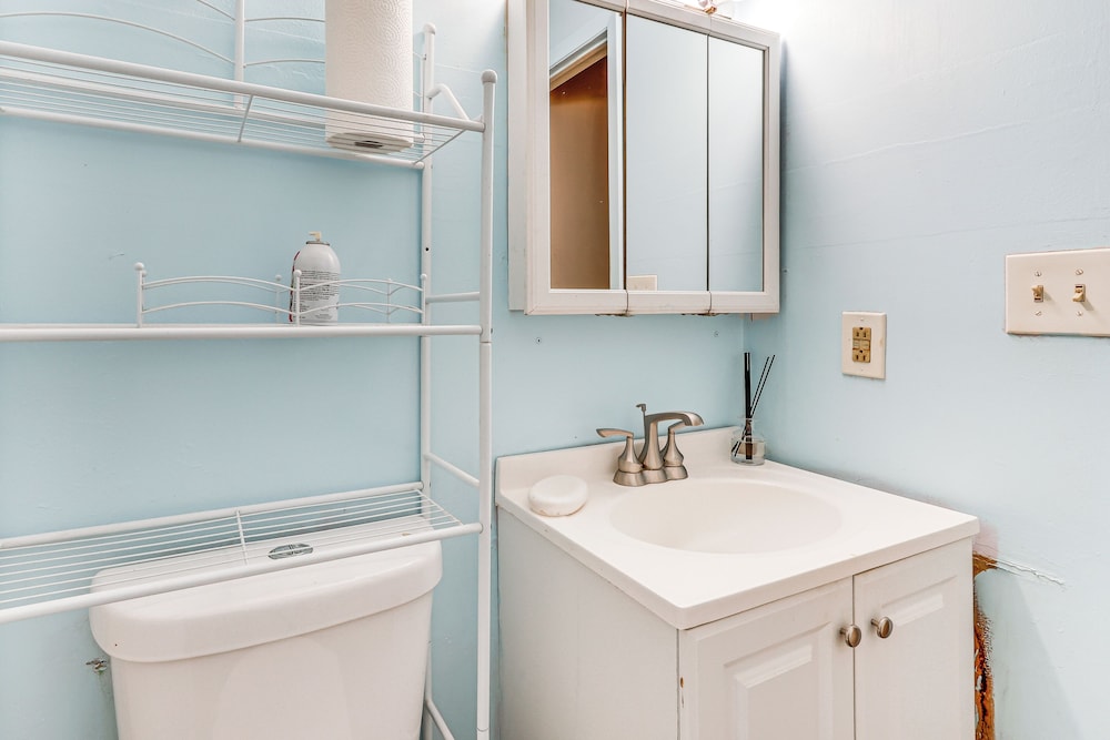 3 Mi to Dtwn New Haven: Colorful Condo w/ Yard!