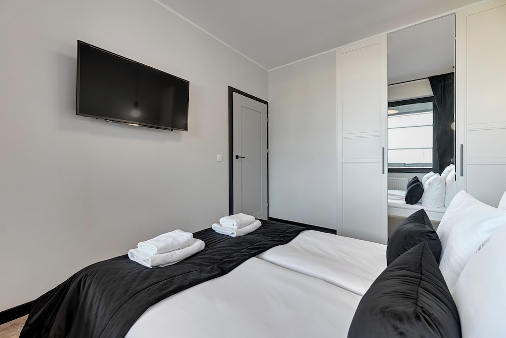 Doki Living - Foodhall & Parking by Downtown Apartments