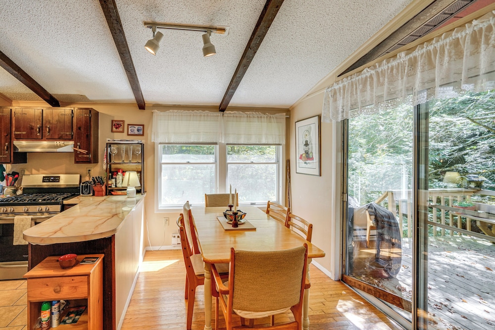 Quiet All-season Creekside Escape in Upstate!