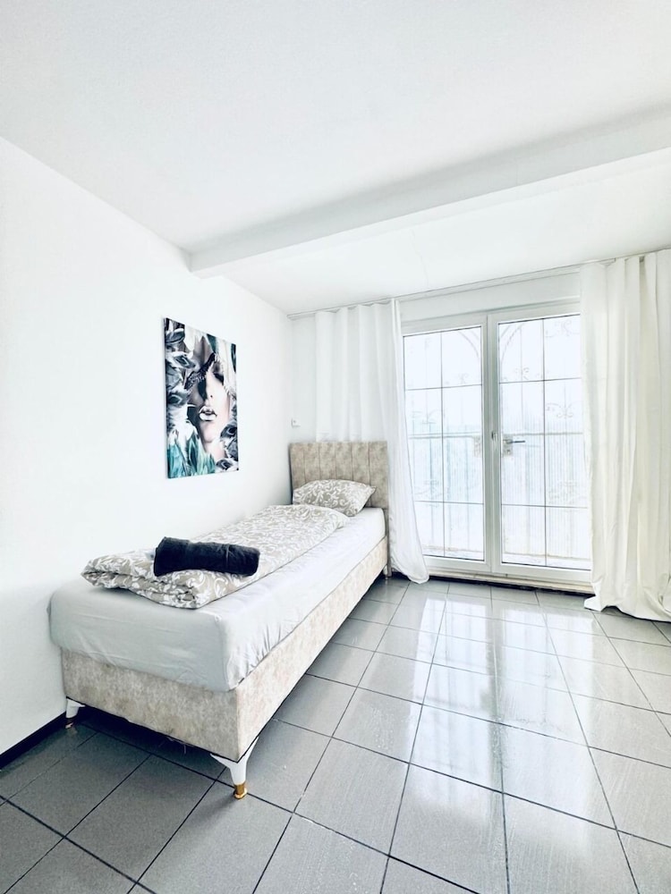 Cozy 7BR Villa Near Blumengarten