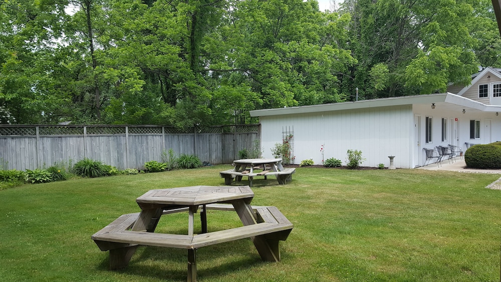 Captain's Quarters Motel - Property Image 21