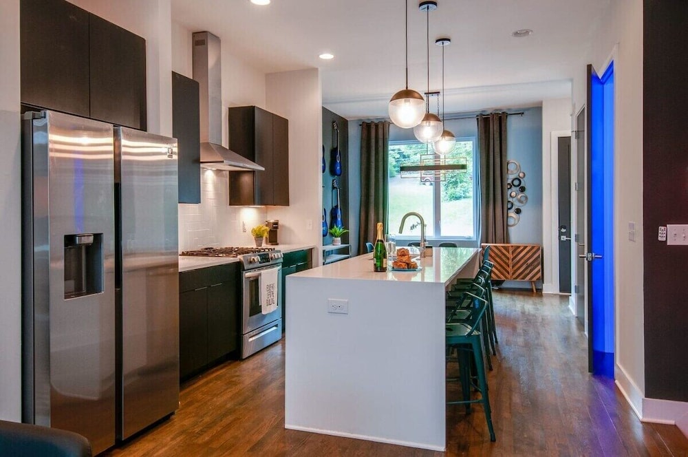 King Queen 2 Homes - 24 Beds City Views