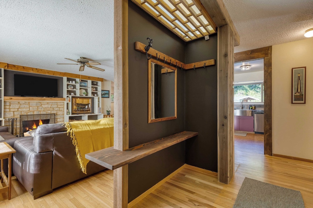 Lodge Trails, Hot Tub, Walk to Cornet Bay