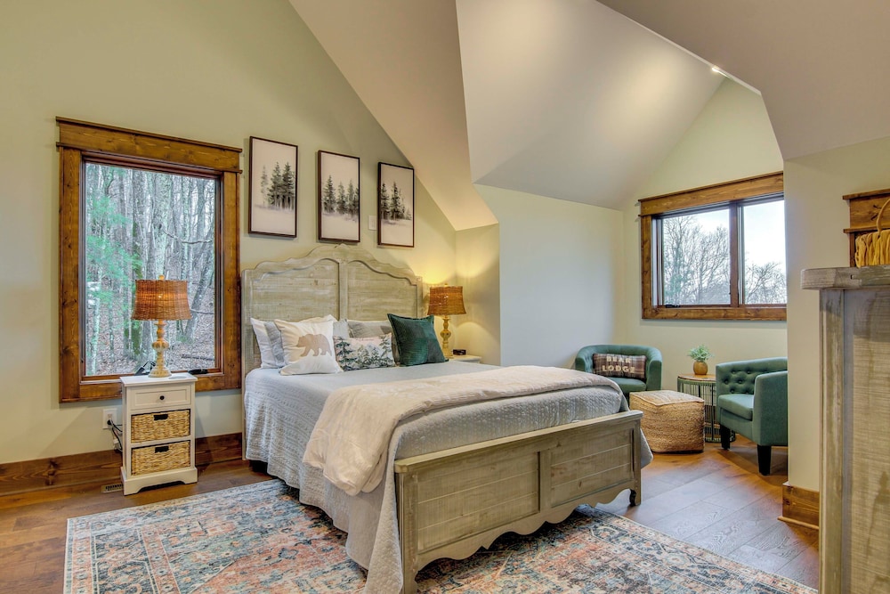 Sip on Deck & Enjoy Views! Mtn Lodge in Glenville