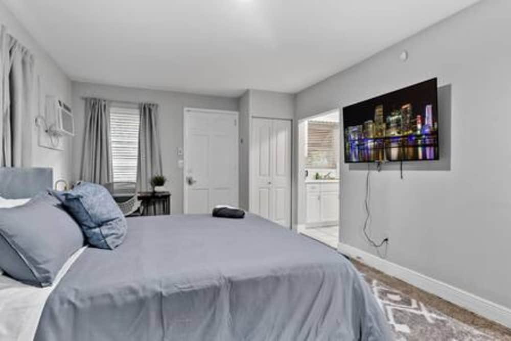 427 NE 107th Studio 6BR 3BA 7 Beds Pool Parking 2 Kitchen