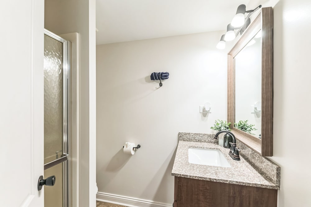 Modern Retreat With Private Pool & Yard 3 Bedroom Home