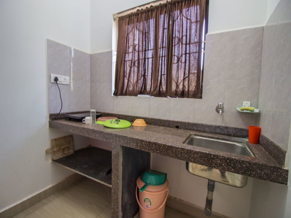 OYO 13203 Home Bright Studio Near Morjim Beach