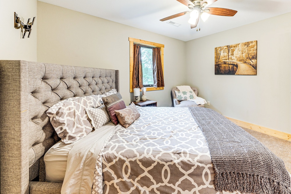 Luxe Barndominium Retreat Near Blue Spring Lake!