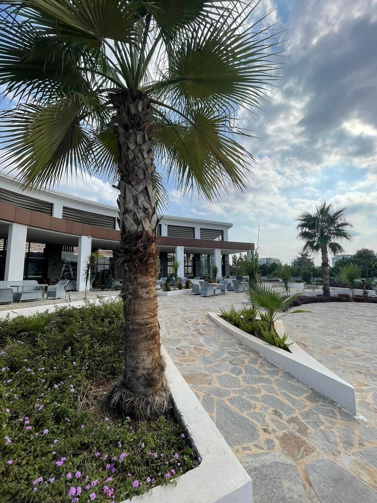 EKOR ELEGANCE HOTEL