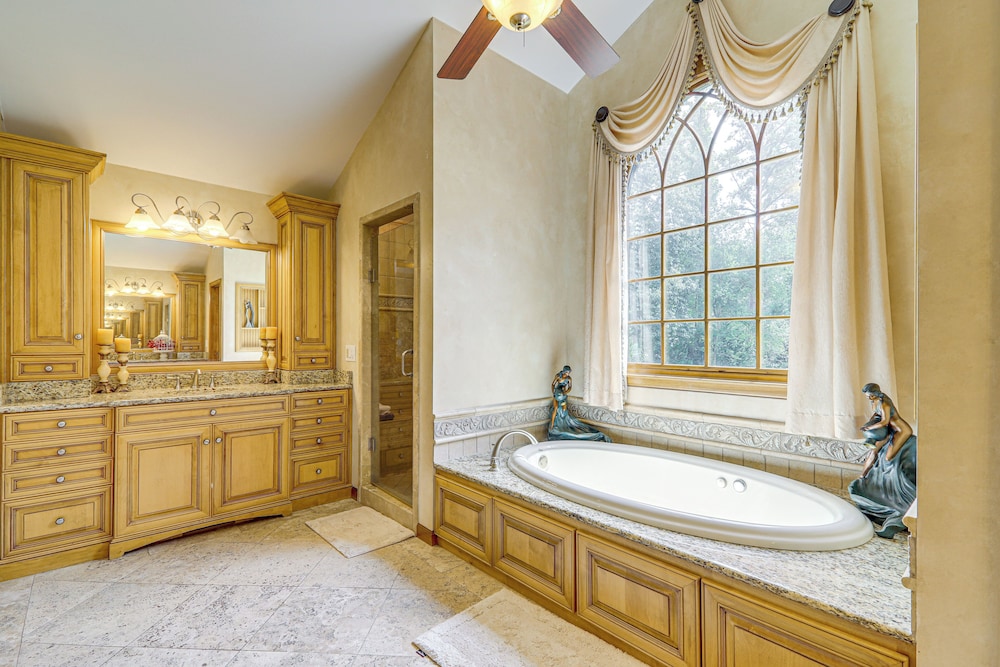 Stylish Country Living: Serene Suwanee Retreat!
