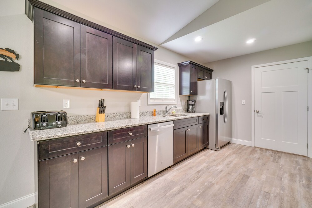 Wraparound Porch: Home Near Dtwn Crossville!