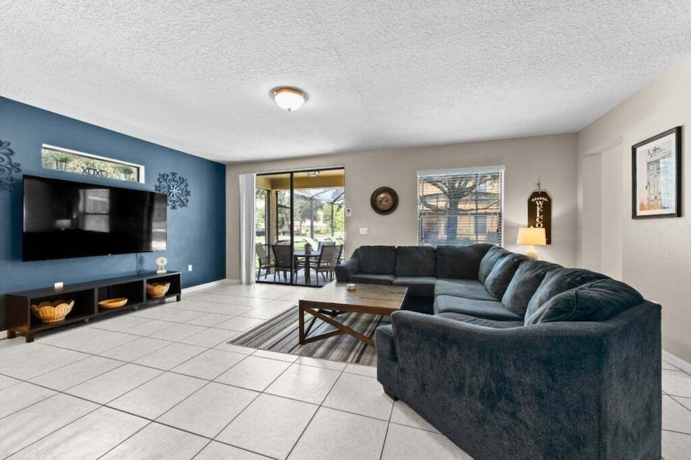 Spacious 6br Villa W/ Private Pool near Disney 6 Bedroom Villa