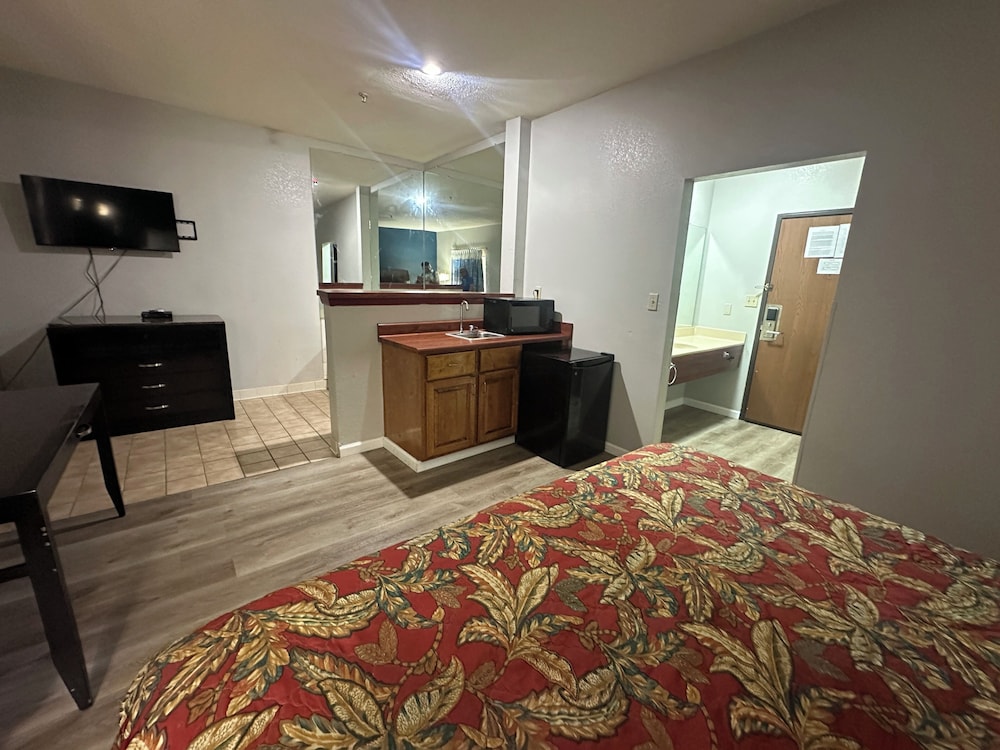 Budget Inn, Hwy 41