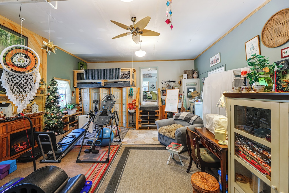 Unique & Artistic Retreat Near Rehoboth Beach!