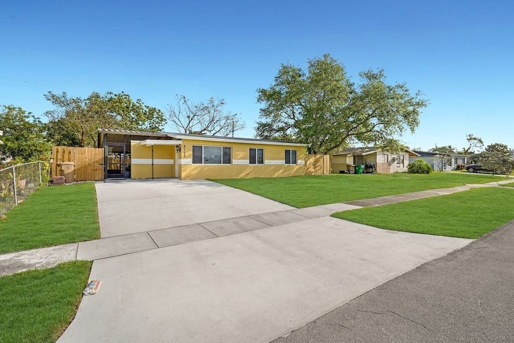 Fort Lauderdale Vacations - Yellow House in Davie - Property Image 7