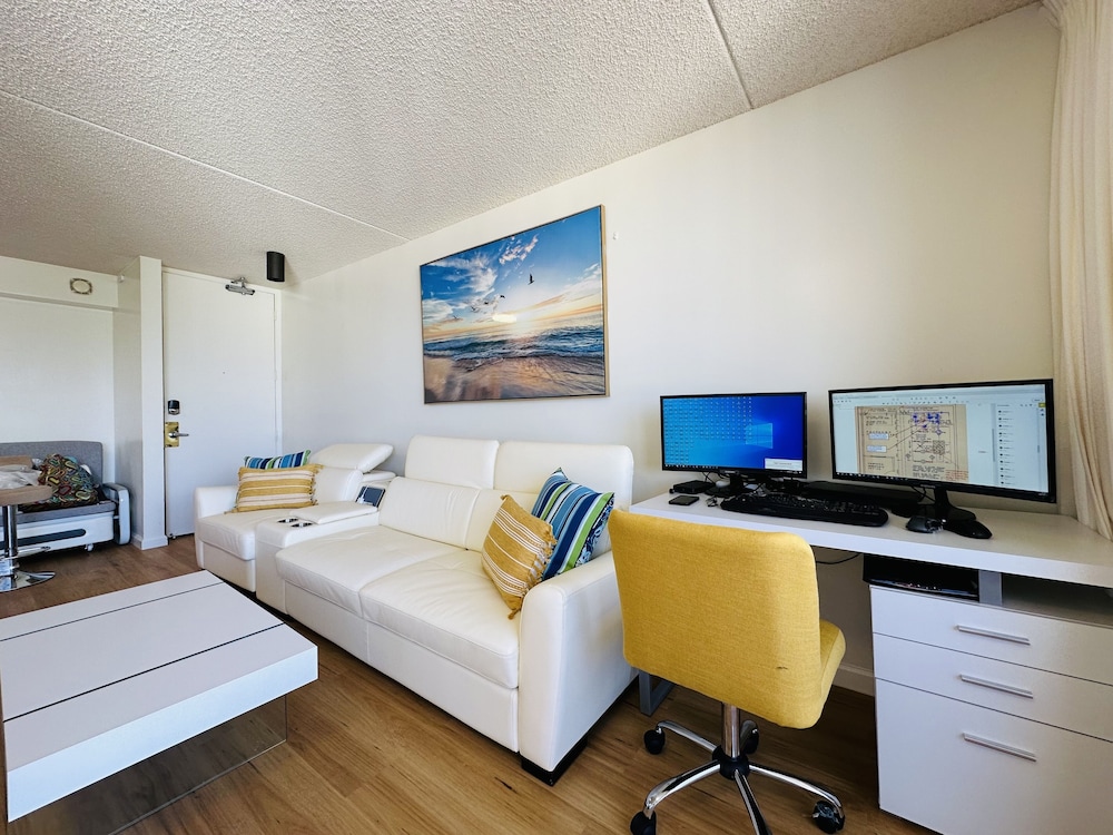 Waikiki Banyan-Free Parking-Free WI-FI: hotel room photo