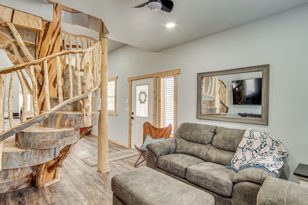 Family Home w/ Mountain Views in Circleville!