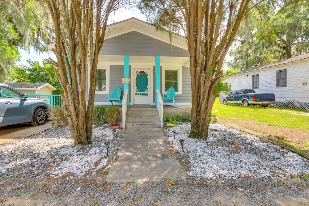 Beachy Home in Heart of Beaufort w/ Pool Access
