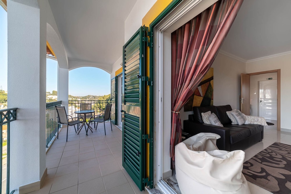 Lily Fabulous 1 BED APT With Roof Terrace Pool