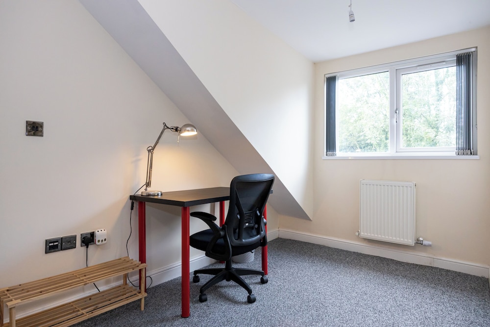 Stunning 3 Bedroom Home in Newcastle-under-lyme With Garden