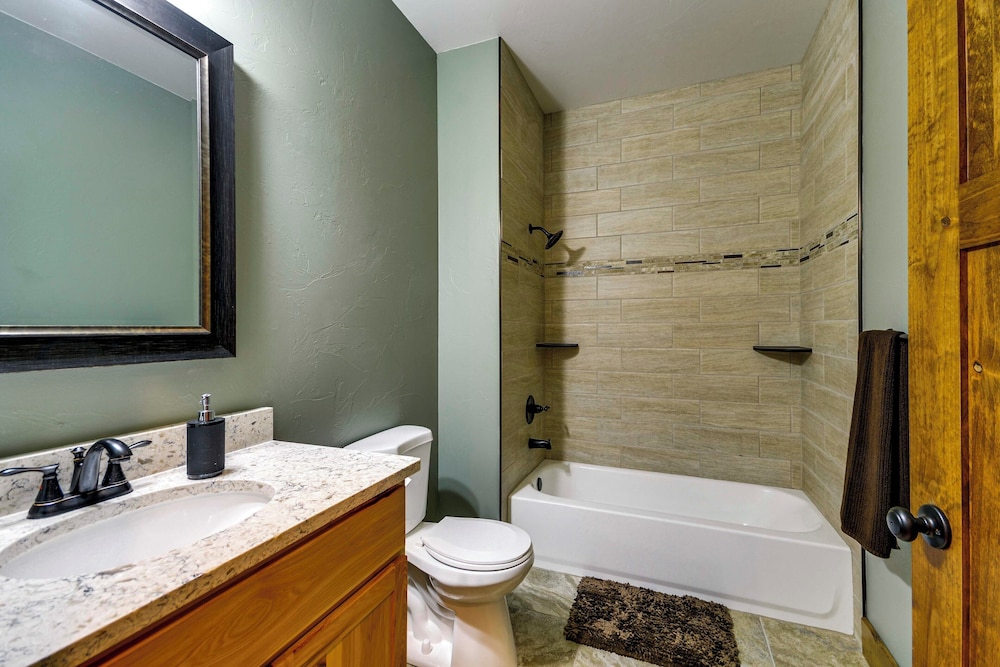 Spacious Cody Townhome: Private River Access!