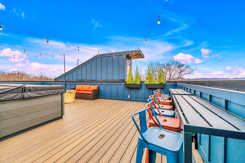 Rooftop Deck Hot Tub Retreat in Downtown Nashville