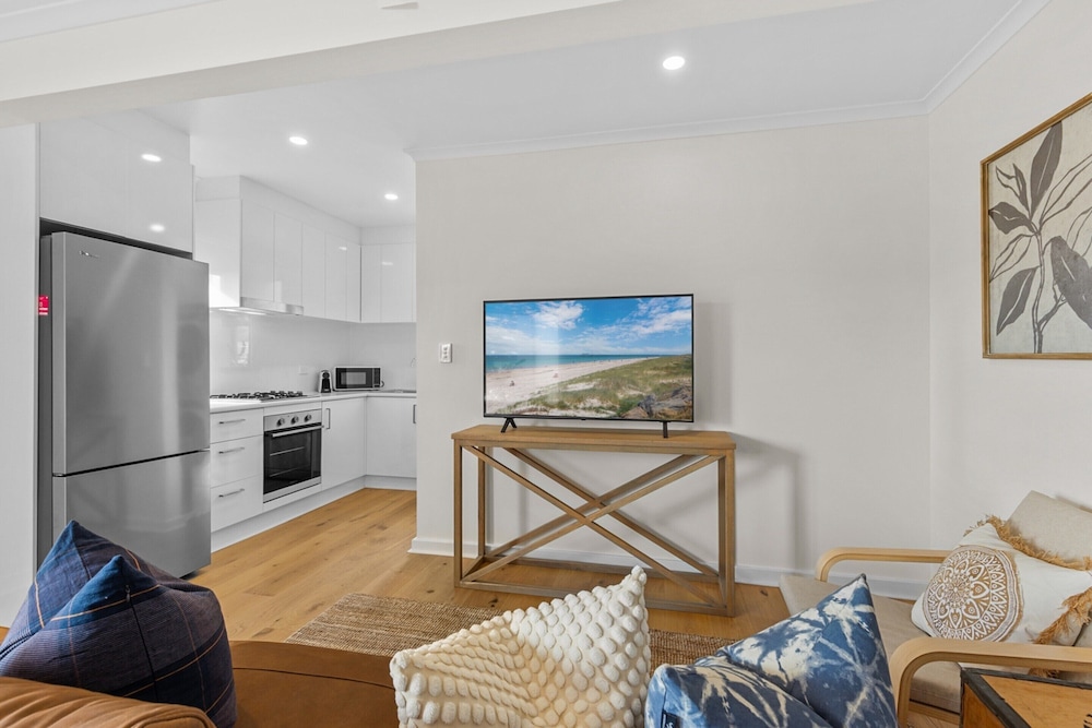 Stylish 2-bed Home Steps From Henley Beach