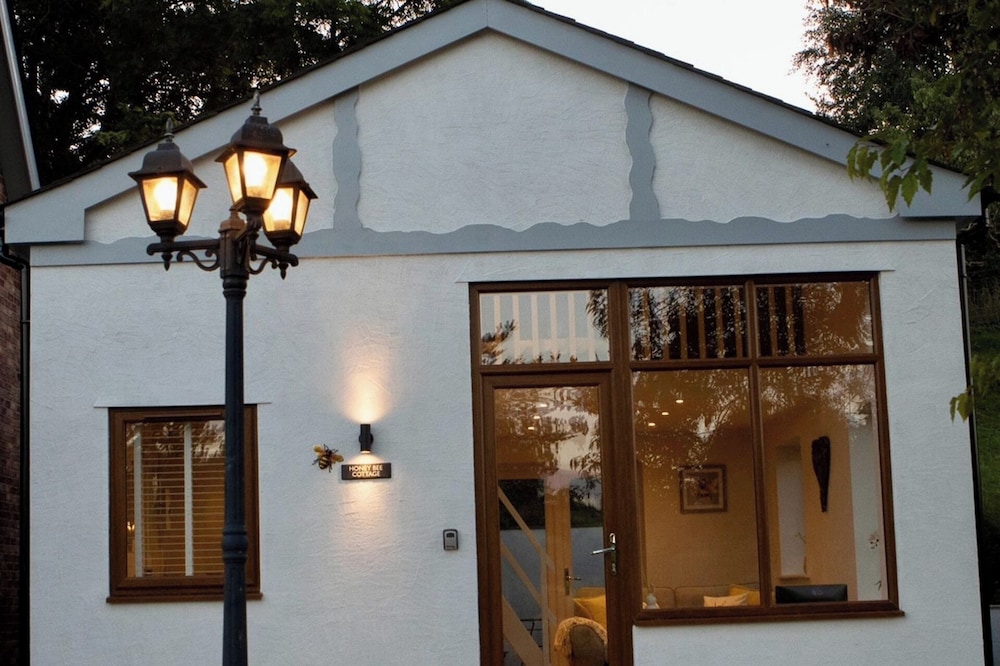 Honey Bee Cottage, Tiny House, Welshpool