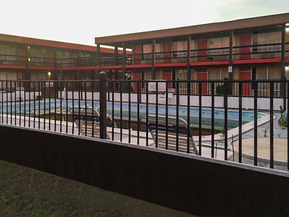 Opelika Vacations - Springwood Hotel - Property Image 20