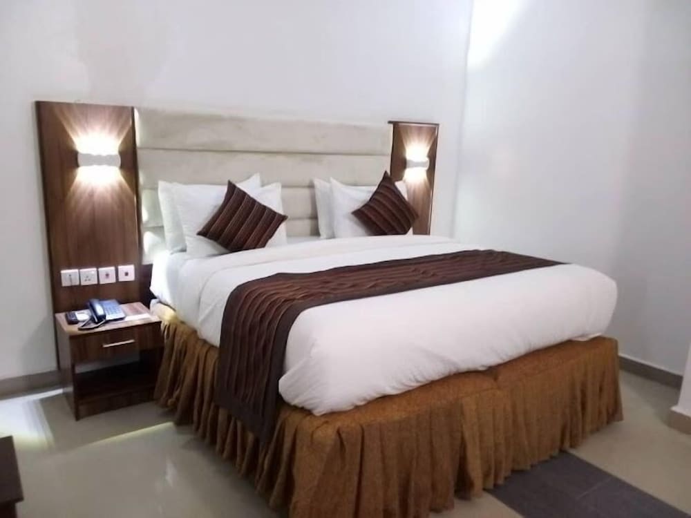 C33 Apartment And Suites