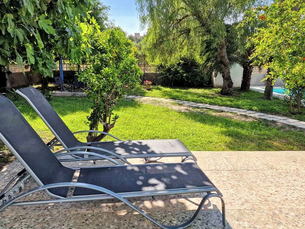 House With Exclusive Pool and Garden 7 min Walk From the Beach and the Center