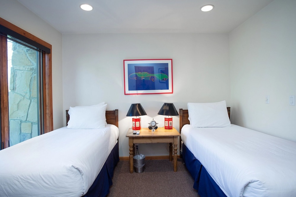 Deer Lake Village at Deer Valley Resort - Four Bedroom Condo with Hot Tub #2477 4 Condo