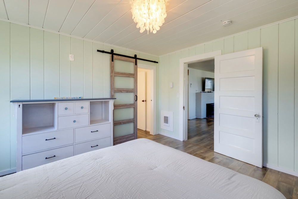 Walk to Shore: Rockaway Beach Retreat w/ Hot Tub!