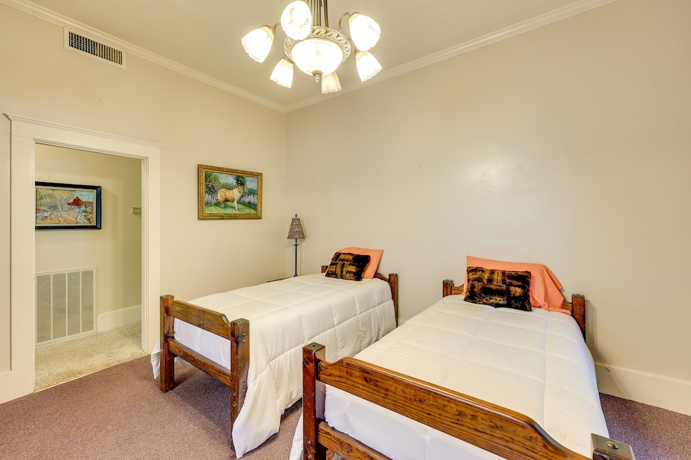 Paris Vacations - Paris Vacation Rental  15 Mi to Mount Magazine! - Property Image 8