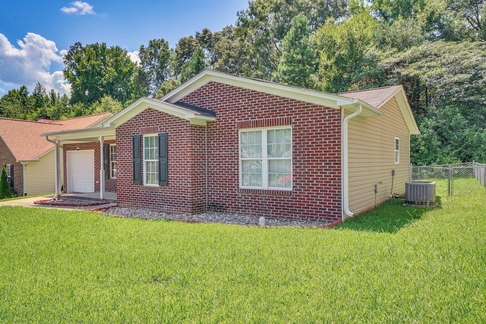 < 4 Mi to Dtwn Greensboro: Renovated Home w/ Yard!