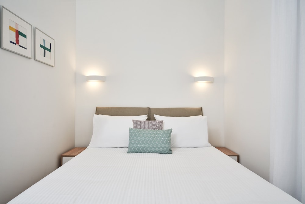 Elite Living 2bd Apt next to Hilton-Ilisia Park