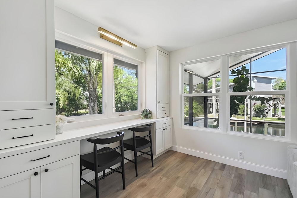 Waterfront Gem on Weeki Wachee River w/ Boat Slip!