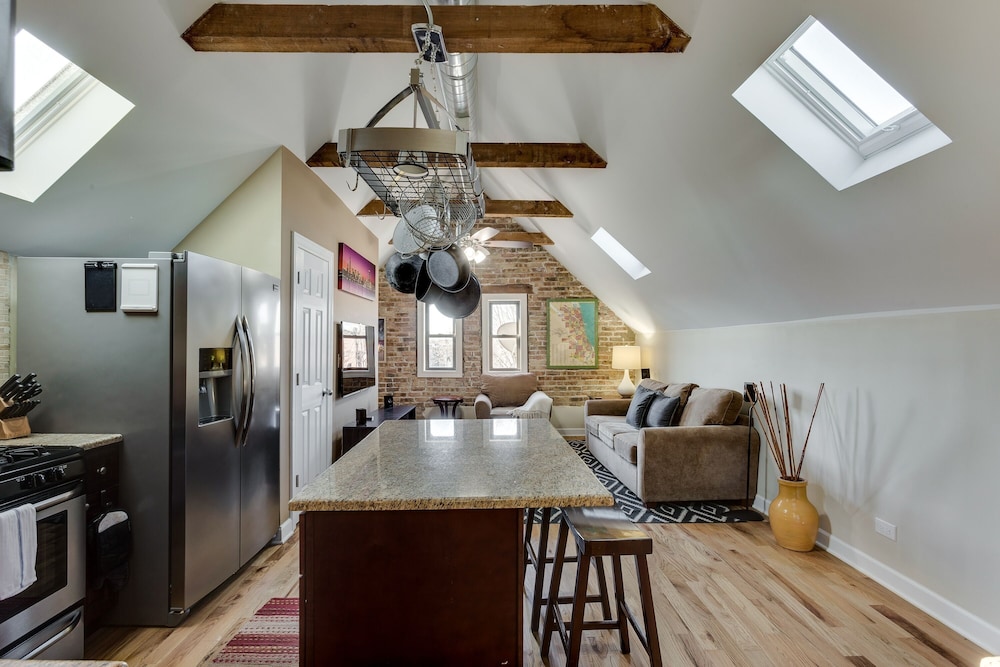 Bright & Lofty Bucktown 1BR by AllSet Turnover photo 4