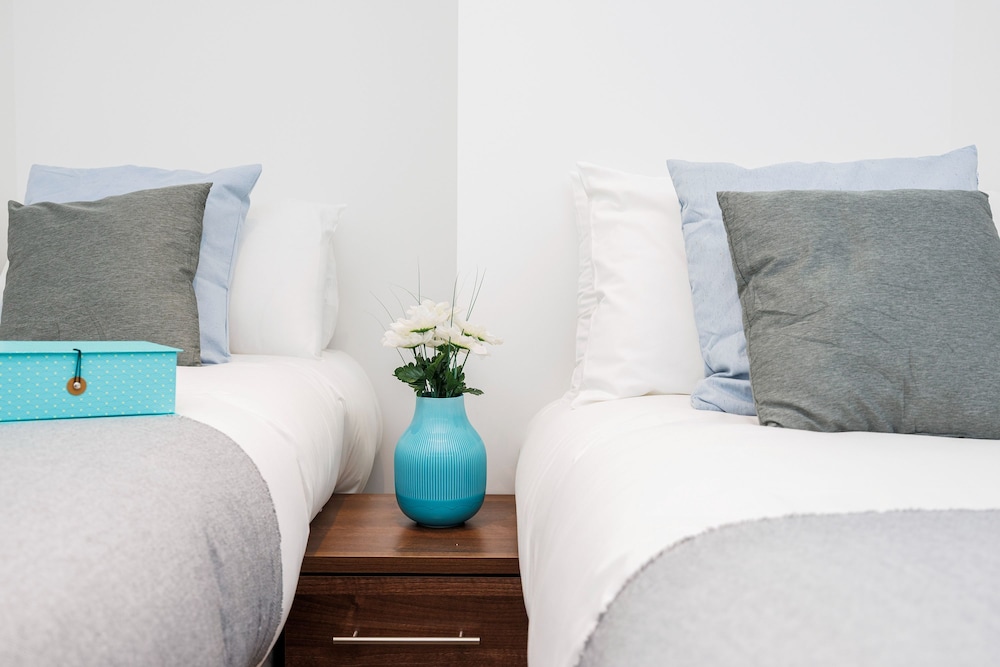 Modern 2 bed Flat in Town Centre - Free Wifi