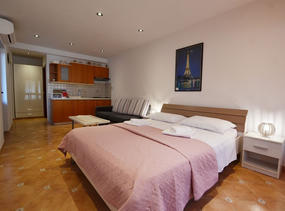 Sleek and Serene Flat and Rooms