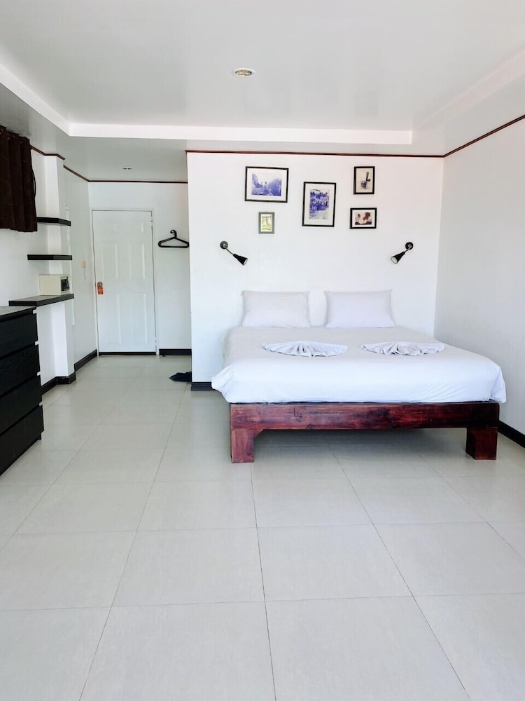 The Reef Hotel & Studios