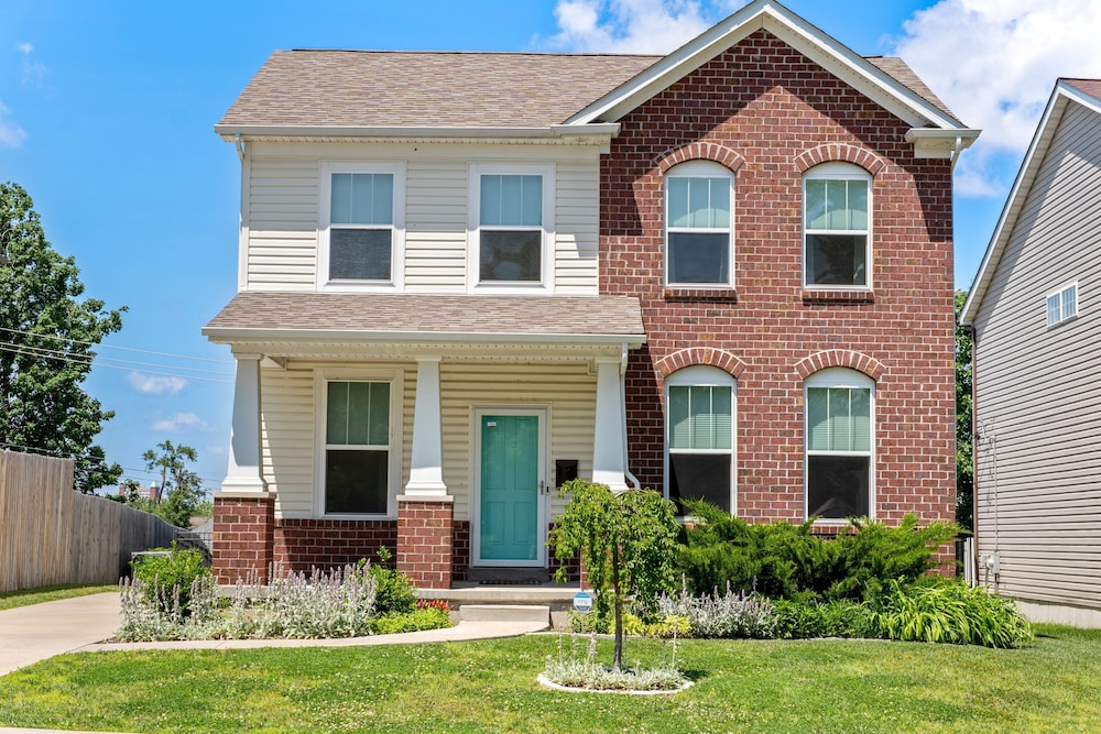 Modern Home W/garage Near SLU JZ Vacation Rentals